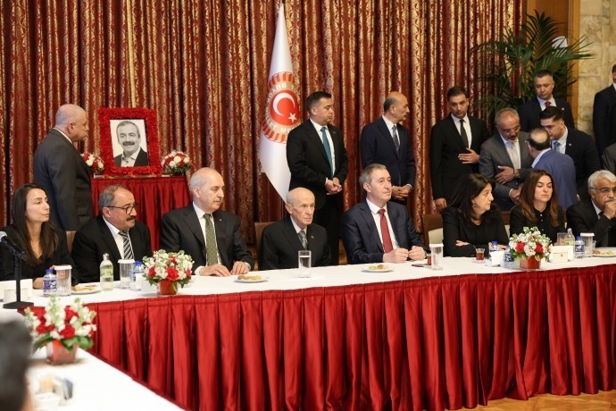 حضور دولت باغچه لی در مراسم یادبود سری ثریا اُندر در مجلس ترکیه