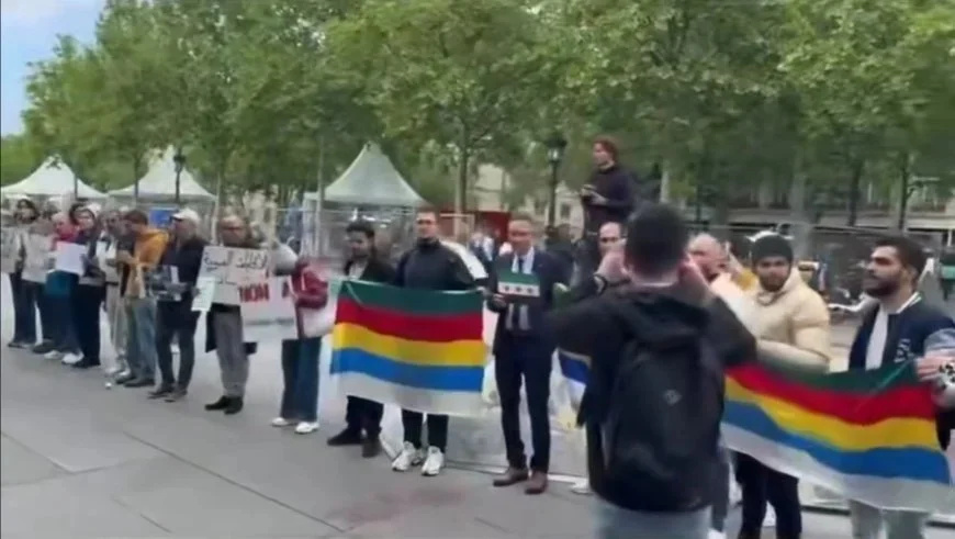 دیدار جولانی با مکرون در کاخ الیزه با اعتراض پناهجویان سوری همراه شد