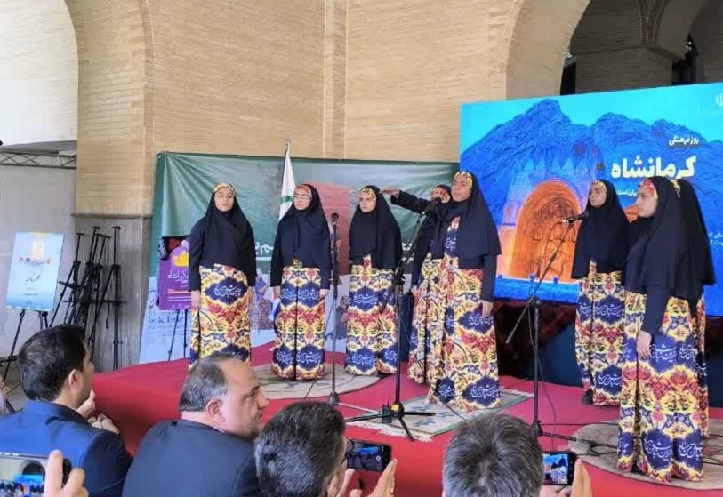 اجرای گروه شاهنامه خوانی سفیران سیمرغ در نمایشگاه بین المللی کتاب تهران