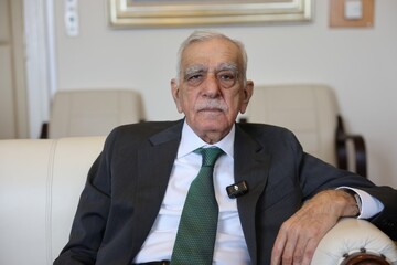 احمد ترک: اگر دولت خواهان صلح واقعی است، باید پاسخگوی خواست مردم باشد