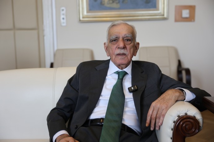 احمد ترک: اگر دولت خواهان صلح واقعی است، باید پاسخگوی خواست مردم باشد