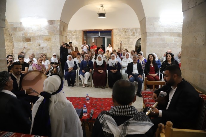 شب خاطرهانگیز دَنگبِژی ها در ماردین؛ استقبال گرم مردم از هنرمندان کُرد در روز زبان مادری