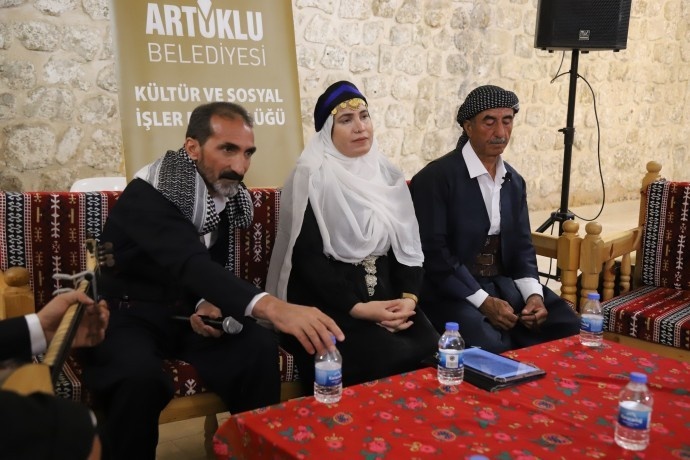 شب خاطرهانگیز دَنگبِژی ها در ماردین؛ استقبال گرم مردم از هنرمندان کُرد در روز زبان مادری