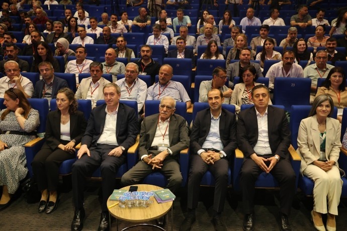 تونجر بکرخان: آینده روابط ترک و کرد، از اصلاح سیاست مدیریت های محلی میگذرد