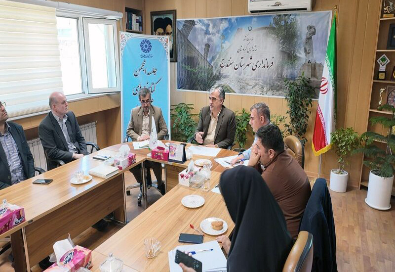 فرماندار سنندج: رویکرد سنتی نسبت به کتاب اصلاح شود