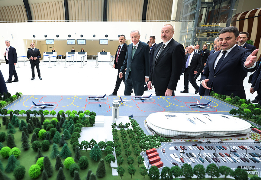 گشایش فرودگاه بینالمللی لاچین با حضور اردوغان و علیاف؛ آذربایجان قوی تری می سازیم+تصاویر