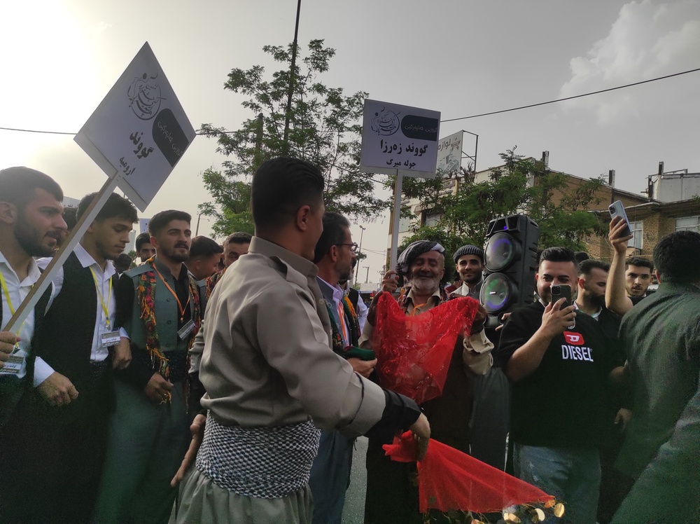 کارنوال خیابانی ششمین جشنواره هه لپه رکی بانه برگزار شد