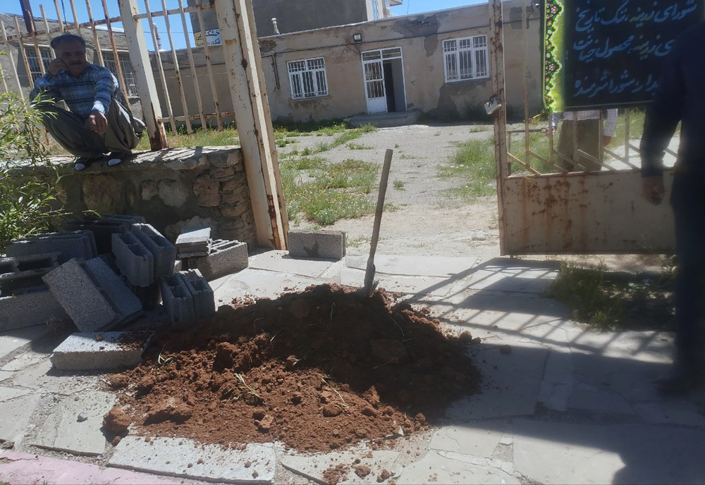 شهروندان معترض زرینه ای دَرِ شورای شهر را دیوار کشیدند