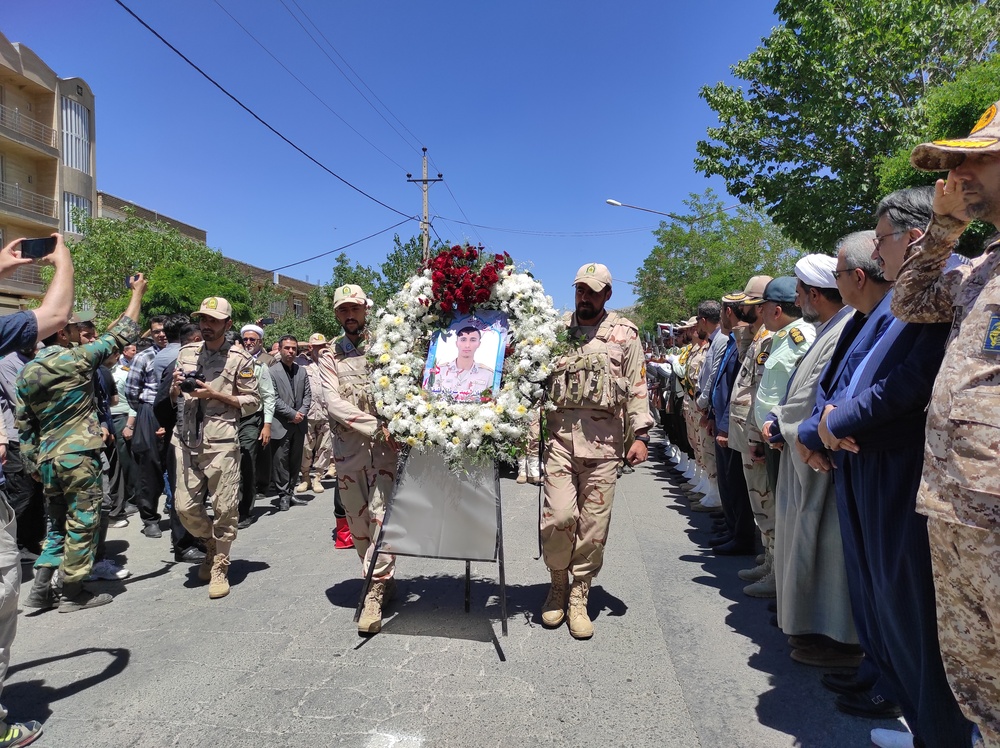 پیکر سرباز شهید درگلزار شهدای سلیمان بگ بانه به خاک سپرده شد