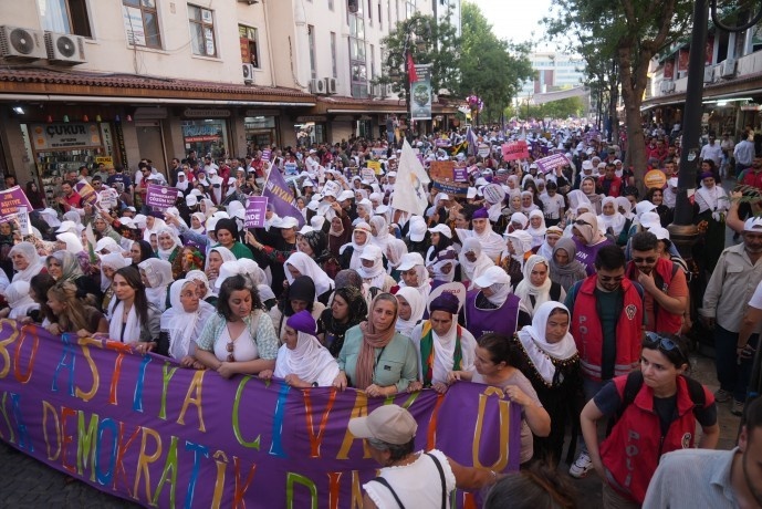 تولای حاتم اوغولاری: تحقق صلح بدون خواست مردم ممکن نیست