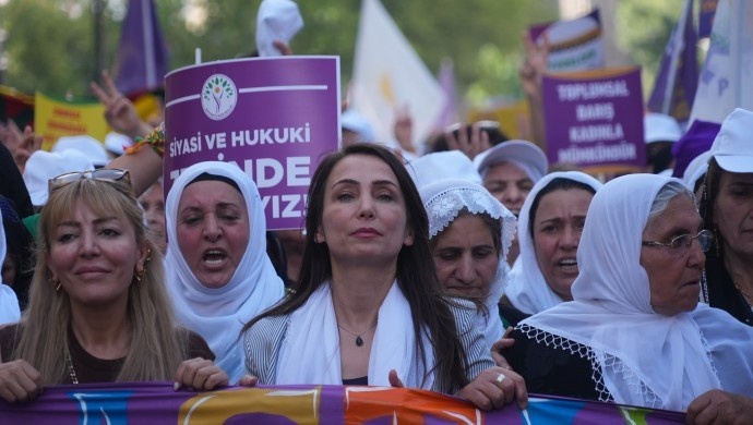 تولای حاتم اوغولاری: تحقق صلح بدون خواست مردم ممکن نیست