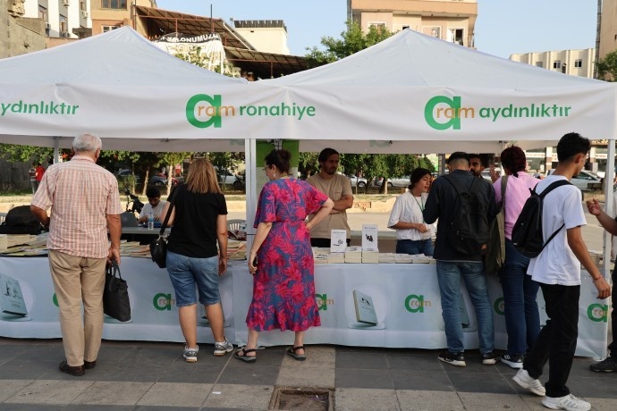 جشنواره «روزهای کتاب کُردی» در آمد با استقبال گرم مردم ادامه دارد + تصاویر