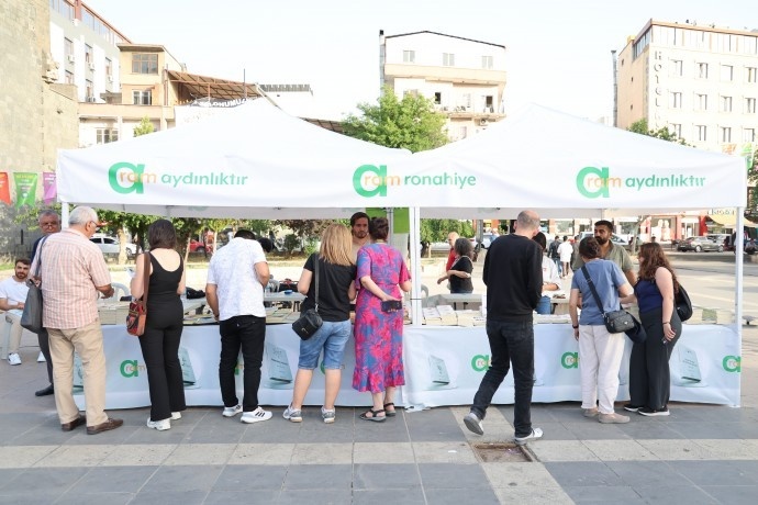 جشنواره «روزهای کتاب کُردی» در آمد با استقبال گرم مردم ادامه دارد + تصاویر