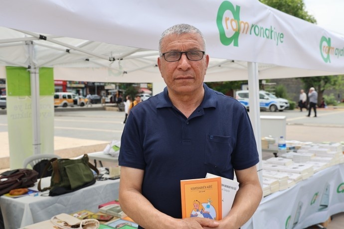 جشنواره «روزهای کتاب کُردی» در آمد با استقبال گرم مردم ادامه دارد + تصاویر