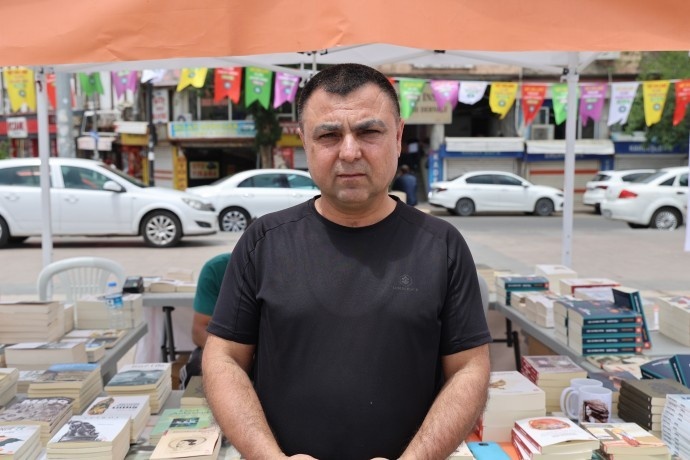 جشنواره «روزهای کتاب کُردی» در آمد با استقبال گرم مردم ادامه دارد + تصاویر