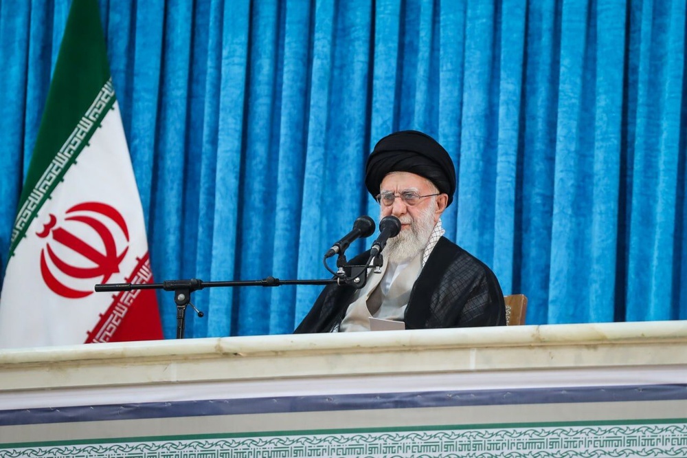 رهبر انقلاب: انقلاب ایران دنیای غرب را غافلگیر کرد/ دشمن هیچ غلطی نمی تواند بکند