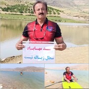 قایقران مهابادی ١٥ کیلومتر دریاچه سد مهاباد را پاکسازی کرد