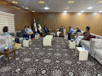 هیئتی از پارلمان اروپا و وکلای فرانسوی از شمال و شرق سوریه بازدید کردند