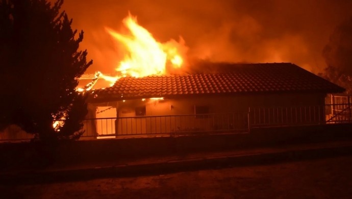 فاجعه آتش سوزی در ازمیر؛ ۱۰ محله تخلیه شد، دهها خانه سوخت