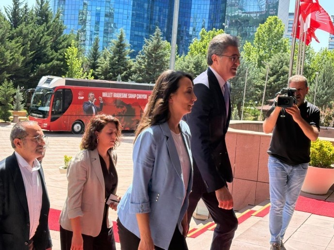 دیدار سران دم پارتی و CHP در سایه عملیات قضایی؛ هشدار مشترک درباره تهدید دموکراسی