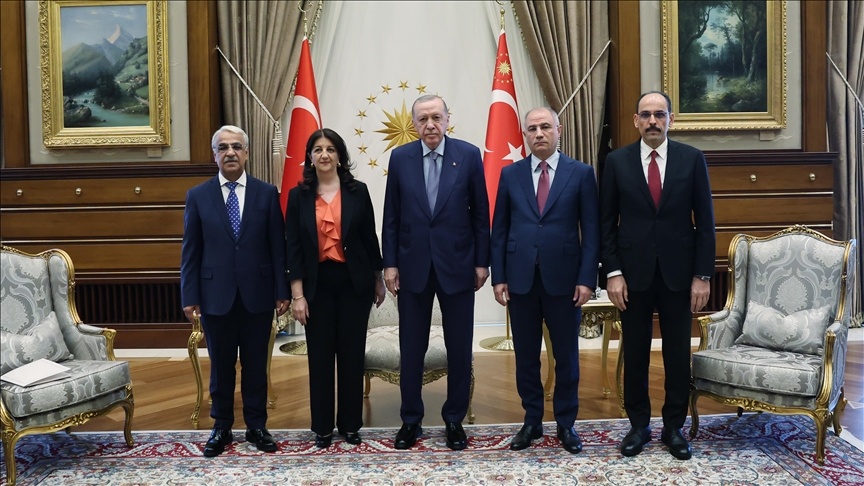 دیدار یک‌ساعته اردوغان و هیئت امرالی در کاخ ریاست‌جمهوری؛ تاکید بر تداوم روند خلع سلاح