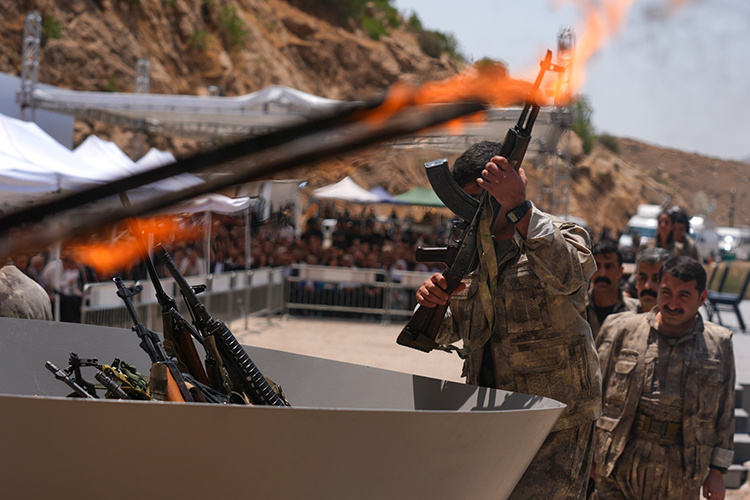 شماری از اعضای گروهک تروریستی PKK سلاح خود را امحا کردند!