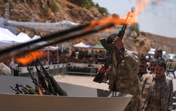 بۆچی PKK لە ڕێوڕەسمی چەکداناندا چەکەکانی سووتاند؟