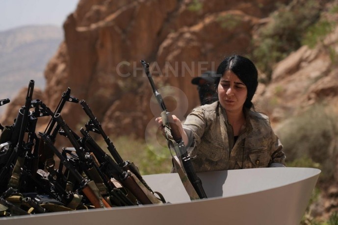 مادری که پس از ۱۲ سال دوری، دختر خود را در آیین ترک سلاح PKK در تلویزیون دید
