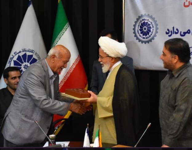 آیین تجلیل از حاج عبدالرضا زردویی چهره ماندگار تجارت و بازرگانی کرمانشاه برگزار شد