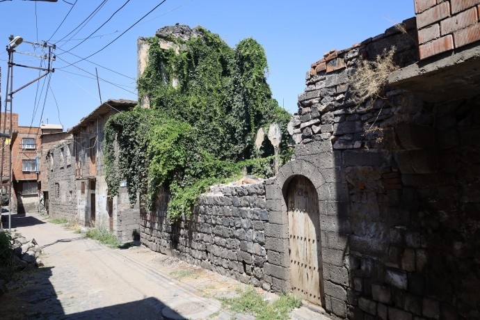 نمی توانند بیرونم کنند، تا آخر عمرم اینجا میمانم + فیلم و تصاویر