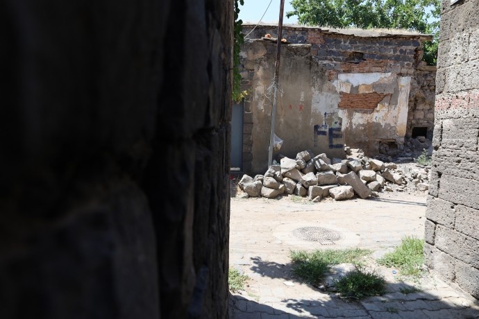 نمی توانند بیرونم کنند، تا آخر عمرم اینجا میمانم + فیلم و تصاویر