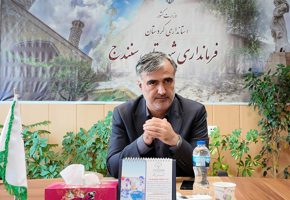 انتقاد فرماندار سنندج از وضعیت ساماندهی وانت های میوه فروش در سطح شهر