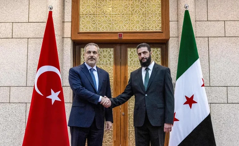 دیدار وزیر خارجه ترکیه با رئیس‌ دولت موقت سوریه در دمشق