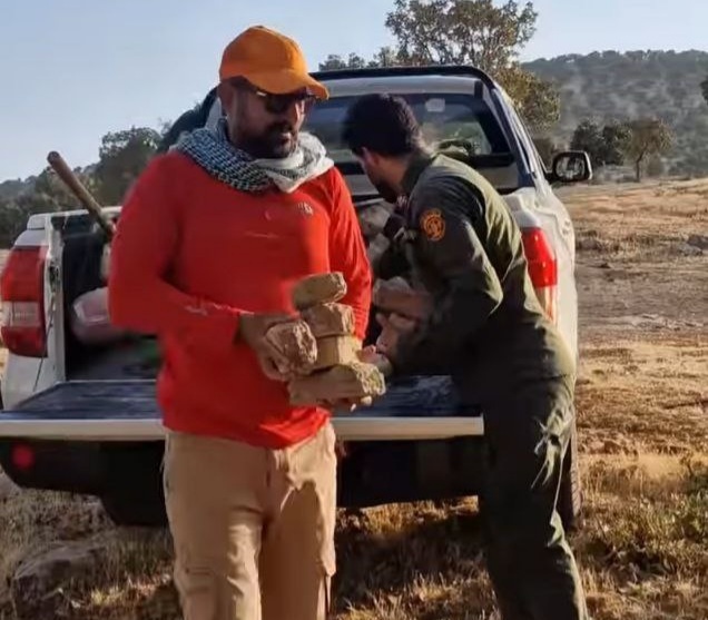 فعالان زیست محیطی اسلام آباد غرب برای حیوانات آبشخور ساختند / میثم رجبی