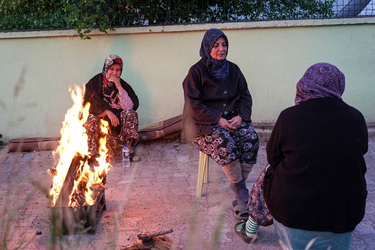 مردم از ترس زمین لرزه شب را در خیابان ها به صبح رساندند