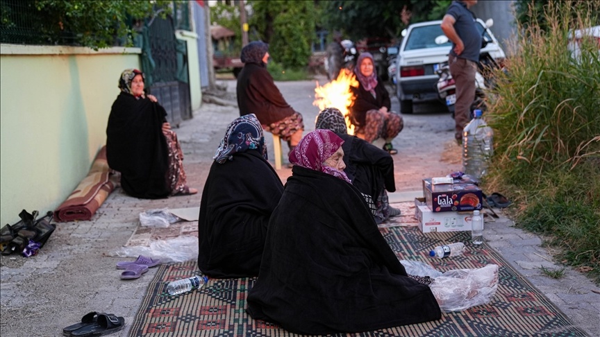 مردم از ترس زمین لرزه شب را در خیابان ها به صبح رساندند