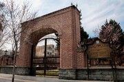 کشمش ها بر سر بنای مدرسه ٢٢ بهمن ارومیه ادامه دارد