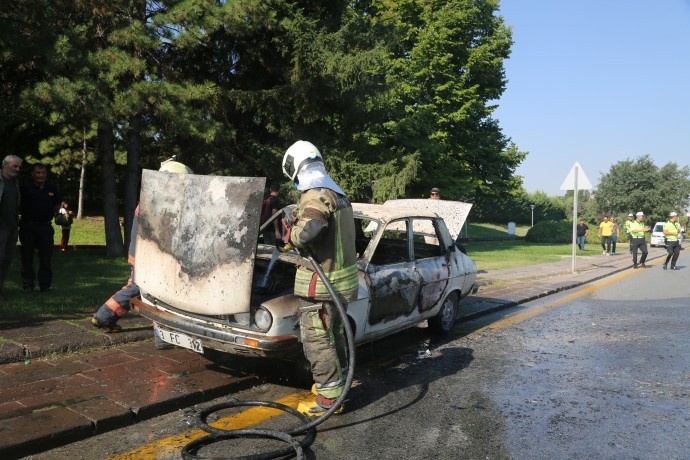 یادآوری قتلهای بینام و نشان دهه ۹۰ با به آتش کشیدن یک توروس سفید مقابل مجلس ترکیه + فیلم