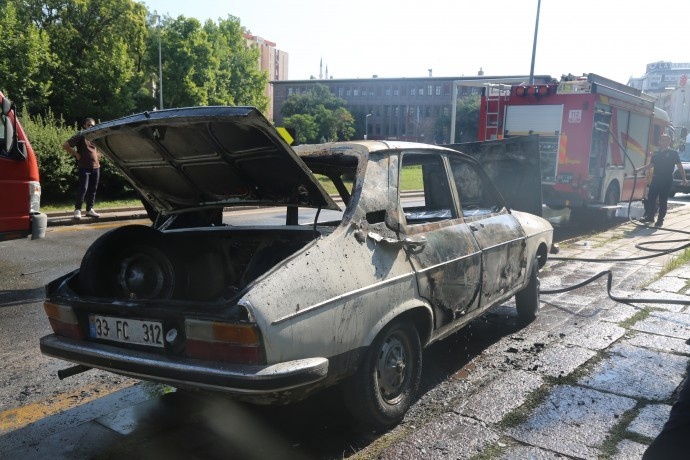 یادآوری قتلهای بینام و نشان دهه ۹۰ با به آتش کشیدن یک توروس سفید مقابل مجلس ترکیه + فیلم