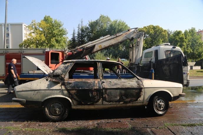 یادآوری قتلهای بینام و نشان دهه ۹۰ با به آتش کشیدن یک توروس سفید مقابل مجلس ترکیه + فیلم