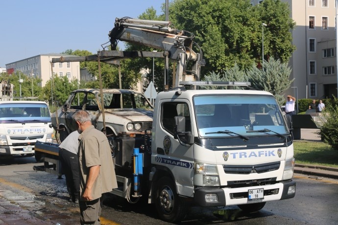 یادآوری قتلهای بینام و نشان دهه ۹۰ با به آتش کشیدن یک توروس سفید مقابل مجلس ترکیه + فیلم