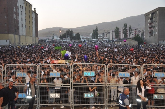 کنسرت کُردی در یوکسکاُوا با حضور دهها هزار نفر و سر دادن شعار زنده باد اوجالان + فیلم