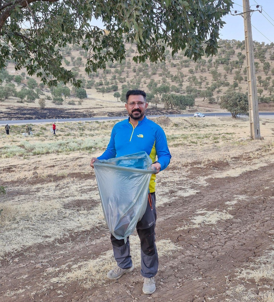 برگزاری پویش شعاع ۱۰۰ متر توسط دوستداران محیط زیست در اسلام آبادغرب