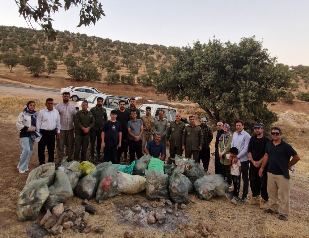 برگزاری پویش شعاع ۱۰۰ متر توسط دوستداران محیط زیست در اسلام آبادغرب