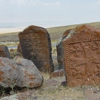 پیدا شدن استخوان های انسان در گورستان تاریخی ارمنیها در ایغدیر + فیلم