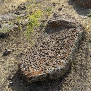 پیدا شدن استخوان های انسان در گورستان تاریخی ارمنیها در ایغدیر + فیلم