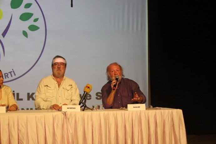 تأکید روشنفکران و هنرمندان بر برساخت اجتماعی صلح در نشست استانبول