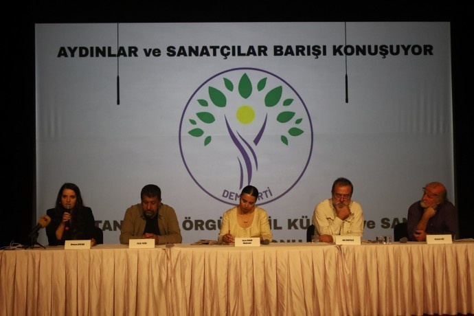 تأکید روشنفکران و هنرمندان بر برساخت اجتماعی‌ صلح در نشست استانبول