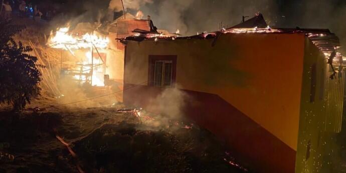 آتشسوزی مهیب در حکیمخان مالاتیا؛ سه خانه تبدیل به خاکستر شد