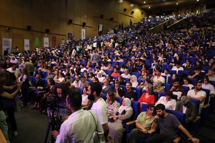 آغاز نهمین جشنواره فیلم مستند «فیلم آمد» با نمایش مستند «ژینوار» در دیاربکر+ فیلم و تصاویر